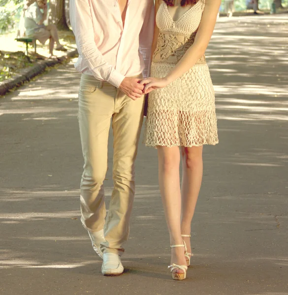 Портрет романтической молодой пары ходьба — стоковое фото