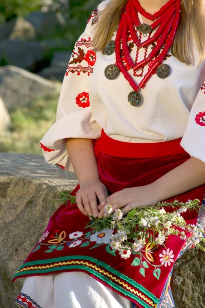 Het meisje in de Oekraïense nationale kostuum — Stockfoto
