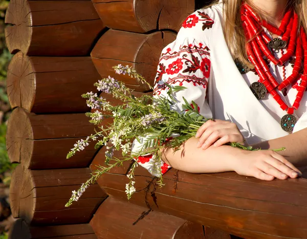 La chica en el traje nacional de Ucrania — Foto de Stock