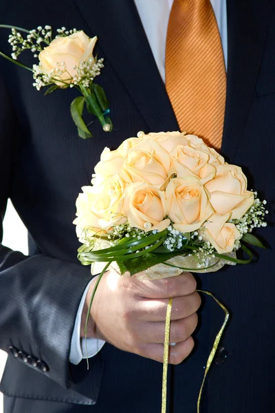 Marié avec un bouquet — Photo