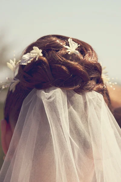 Волосы невесты с вуалью — стоковое фото