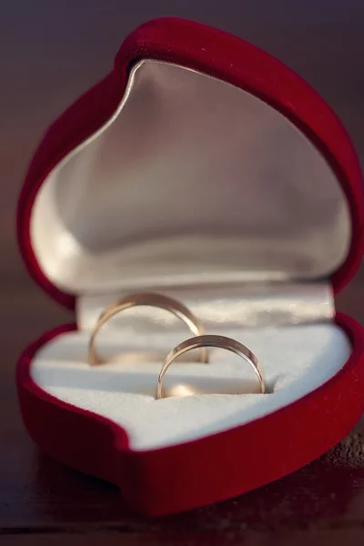 Dos anillos de boda en bonita caja roja — Foto de Stock