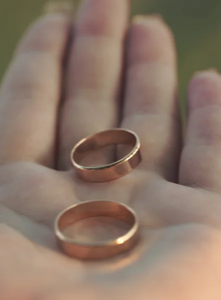 Dva snubní prsteny na dlani — Stock fotografie