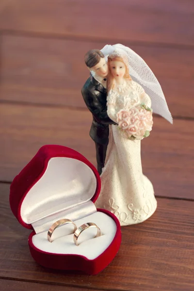 Dva snubní prsteny v pěkné červené pole — Stock fotografie