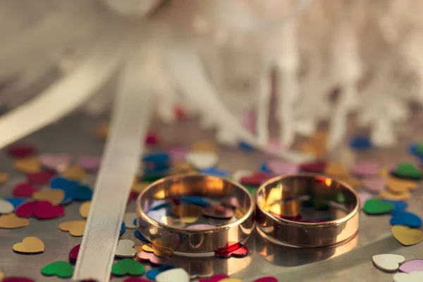 Dva snubní prsteny na pozadí — Stock fotografie