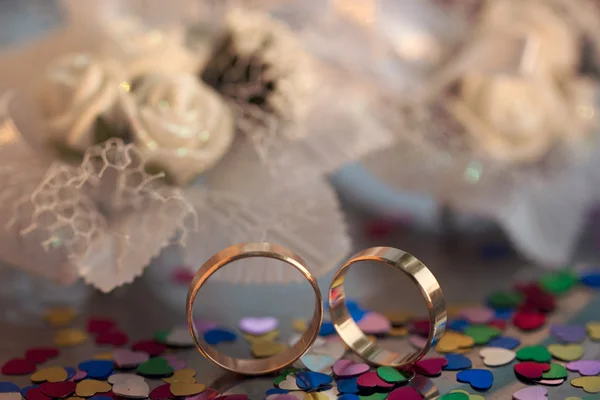 Dva snubní prsteny na pozadí — Stock fotografie