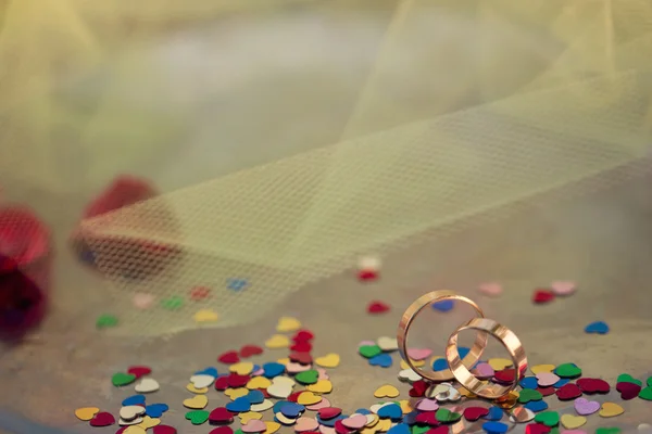 淡绿色薄纱的背景上的结婚戒指 — 图库照片