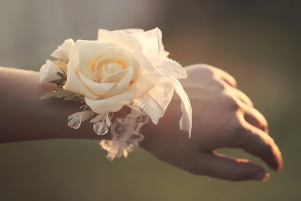 Flor na mão das damas de honor — Fotografia de Stock