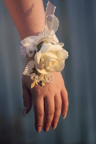 Flower on hand of the bridesmaids — Stock Photo, Image