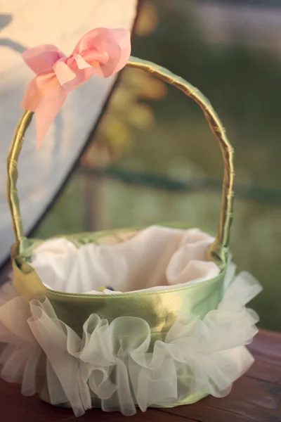 Korb eines Hochzeitsblumenmädchens — Stockfoto