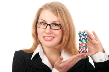 Poker fişleri tutan genç güzel kız
