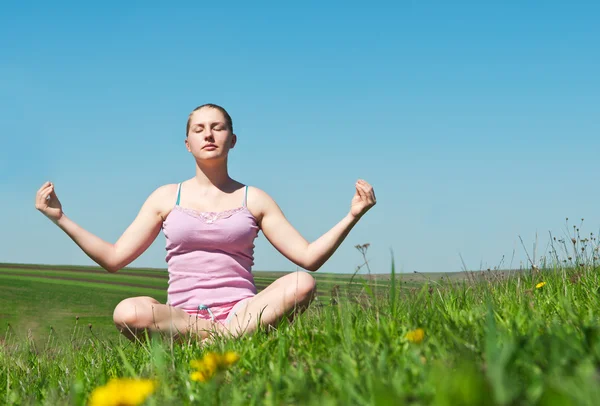 Girl meditates — Stock Photo, Image