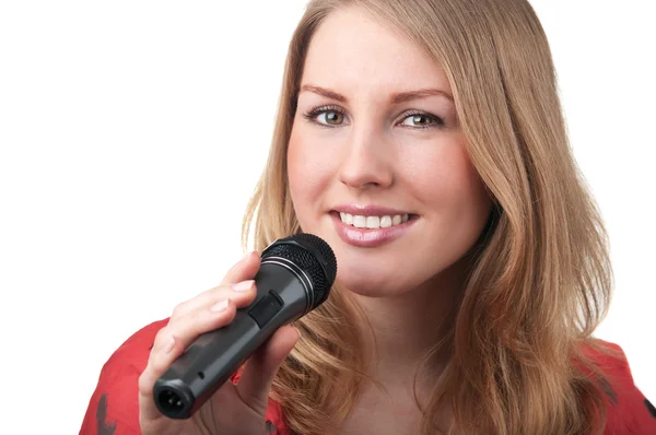 Женщина поет в микрофон — стоковое фото