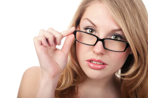 Stående ung kvinna med glasögon — Stockfoto