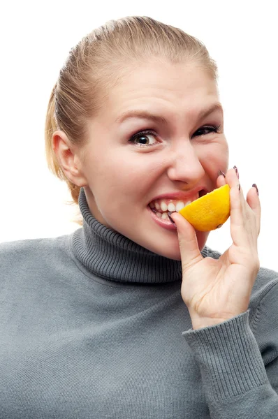 Junge Frau mit Zitrone — Stockfoto