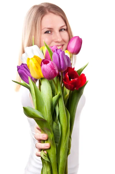 Mladá žena s tulipány — Stock fotografie