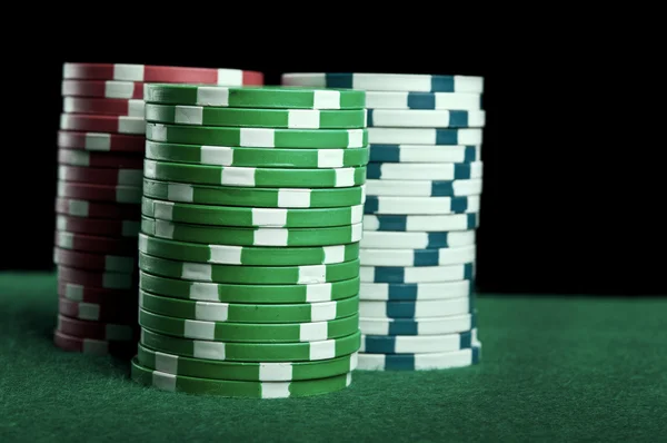 Fichas de póquer en mesa verde —  Fotos de Stock