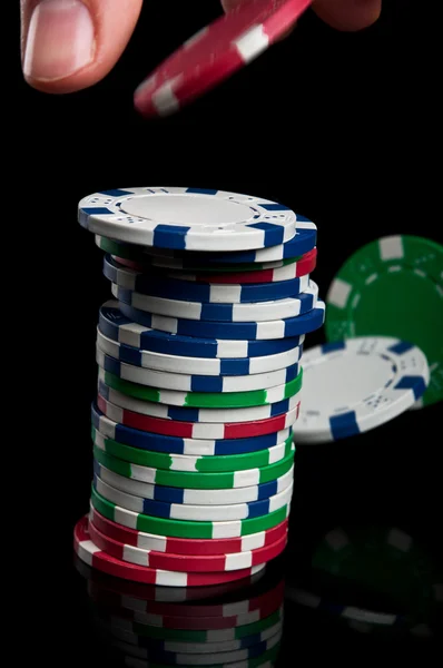 Ruka s poker žetony — Stock fotografie