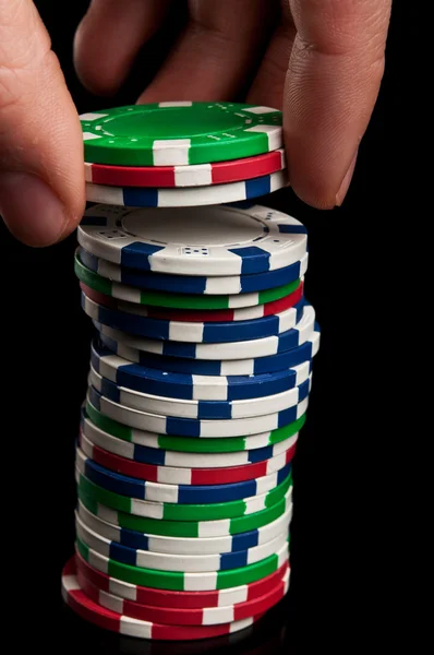 Mano con fichas de poker — Foto de Stock