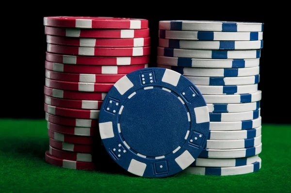 Покер фишки на зеленый стол — стоковое фото