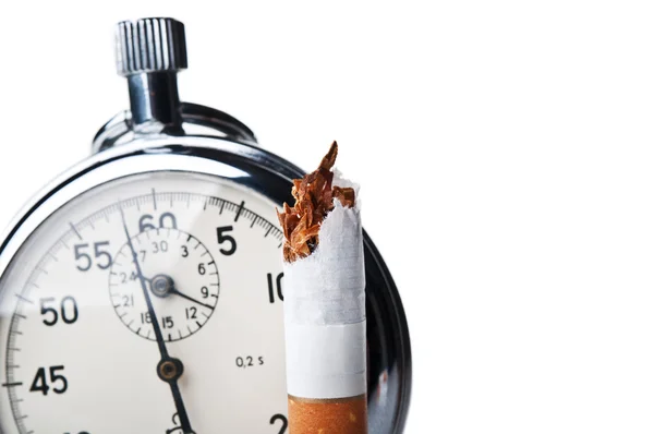 Sigara izmariti ve kronometre — Stok fotoğraf