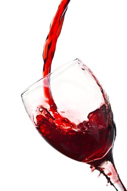 Şarap kadehine dökülen kırmızı şarap.