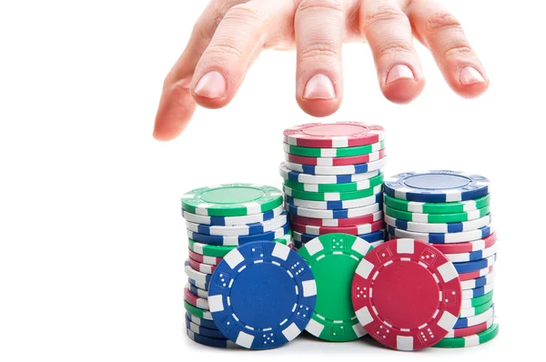 Рука людини простягає руку, щоб фішки для покеру — стокове фото