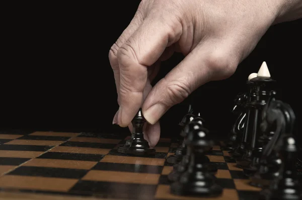 Человек играет в шахматы — стоковое фото