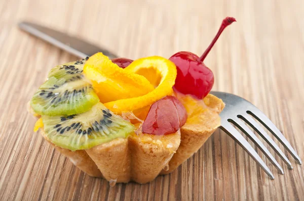 Heerlijke cake met vruchten — Stockfoto