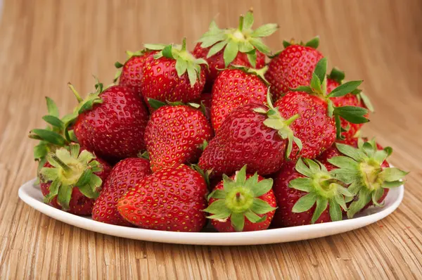 Erdbeeren auf weißem Teller — Stockfoto