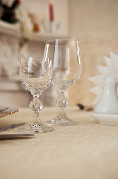 Vasos vacíos en el restaurante — Foto de Stock