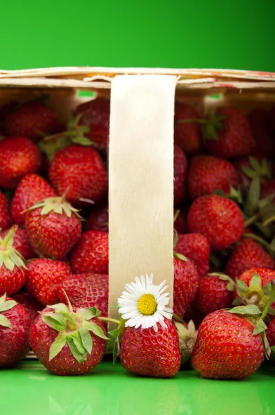 Fresa fresca en cesta — Foto de Stock