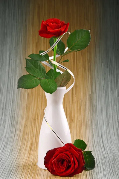 Красная роза в белой вазе — стоковое фото