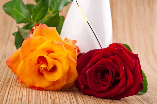 Красные и оранжевые розы — стоковое фото