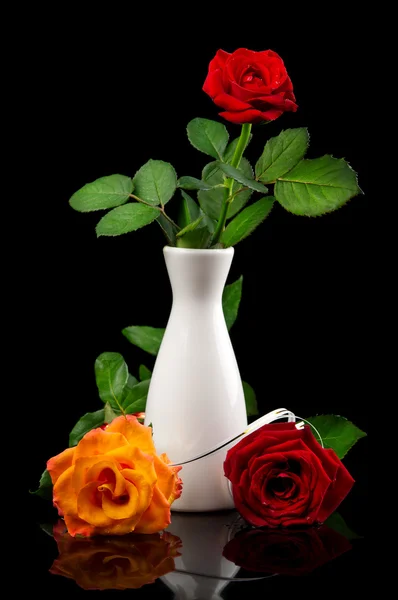美丽的花瓶中的玫瑰 — 图库照片