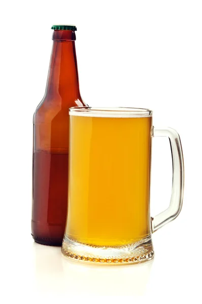 Garrafa e vidro com cerveja — Fotografia de Stock