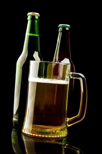Κούπα με μπύρα και μπουκάλι — Φωτογραφία Αρχείου