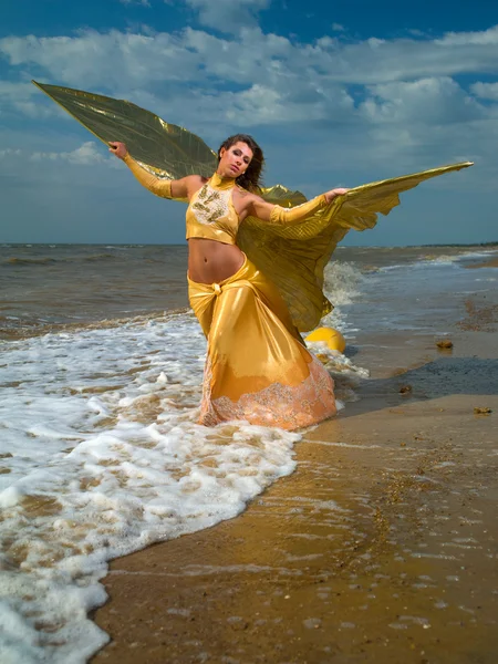 The girl with the wings of the sea — Stock Photo, Image