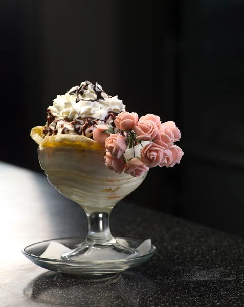 Ice cream in the form of roses — Stock Photo, Image