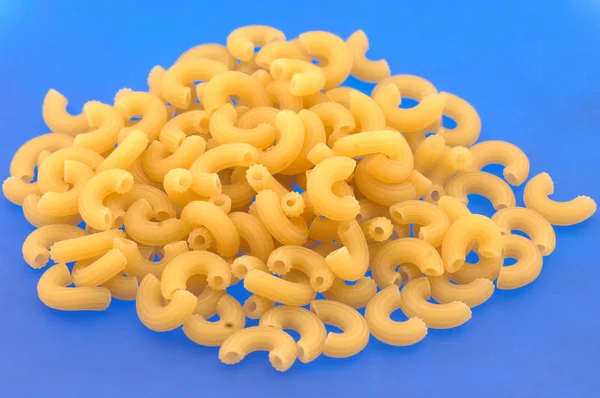 Pasta, semi-cirkel op een blauwe achtergrond — Stockfoto