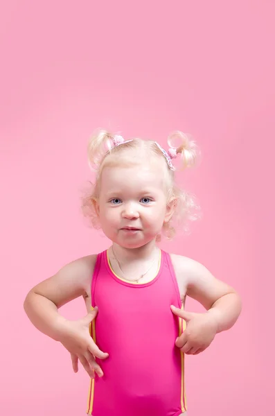 Portret van een meisje in een roze badpak — Stockfoto