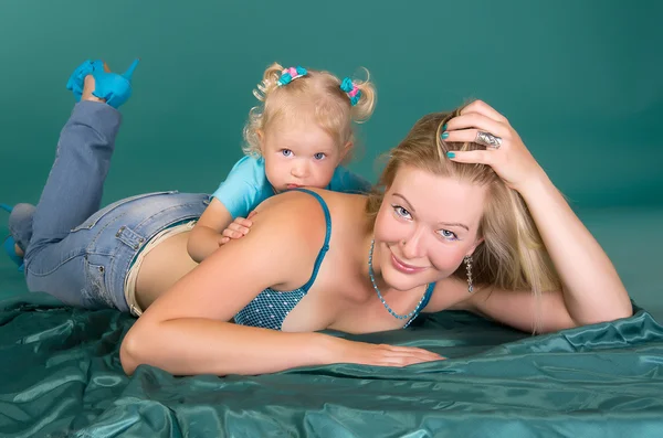 Portrait de mère et fille sur fond turquoise — Photo