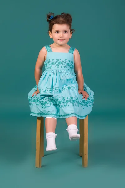 Malá holčička v modrých šatech — Stock fotografie