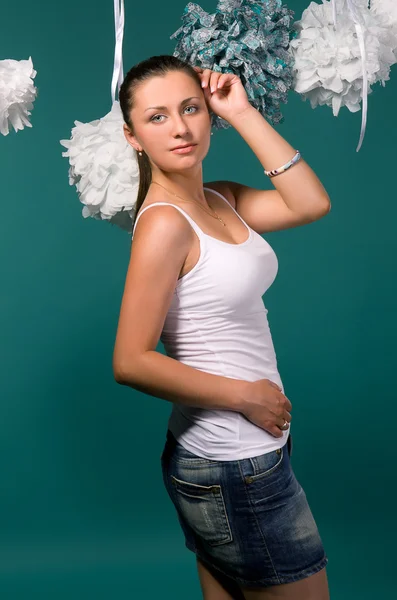Sexy chica en una camiseta blanca y falda de mezclilla — Foto de Stock