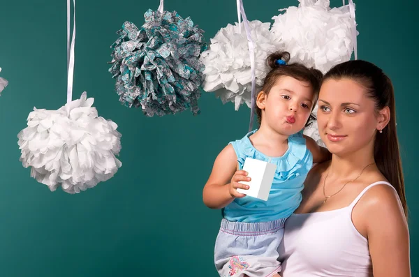 Porträt von Mutter und Tochter auf türkisfarbenem Hintergrund — Stockfoto
