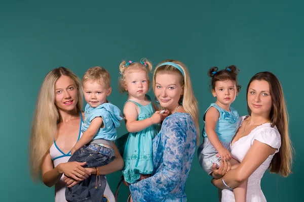 Группа матерей с детьми — стоковое фото