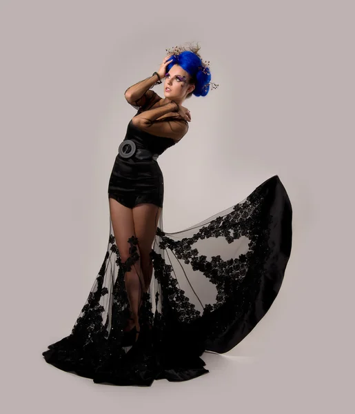 Model in een zwarte jurk vliegen — Stockfoto
