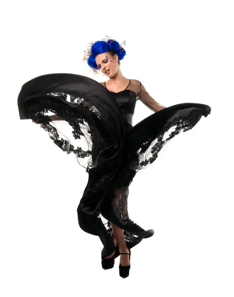 Modell in fliegendem schwarzen Kleid — Stockfoto