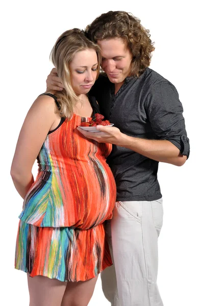 夫は彼の妊娠した妻、イチゴをフィードします。 — ストック写真