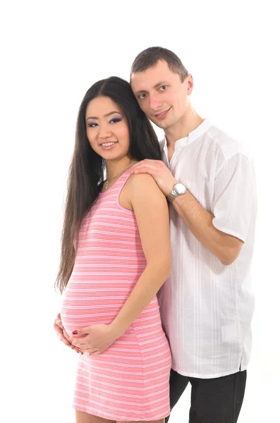 Schwangeres Paar kaukasischer Vater, asiatische Mutter — Stockfoto